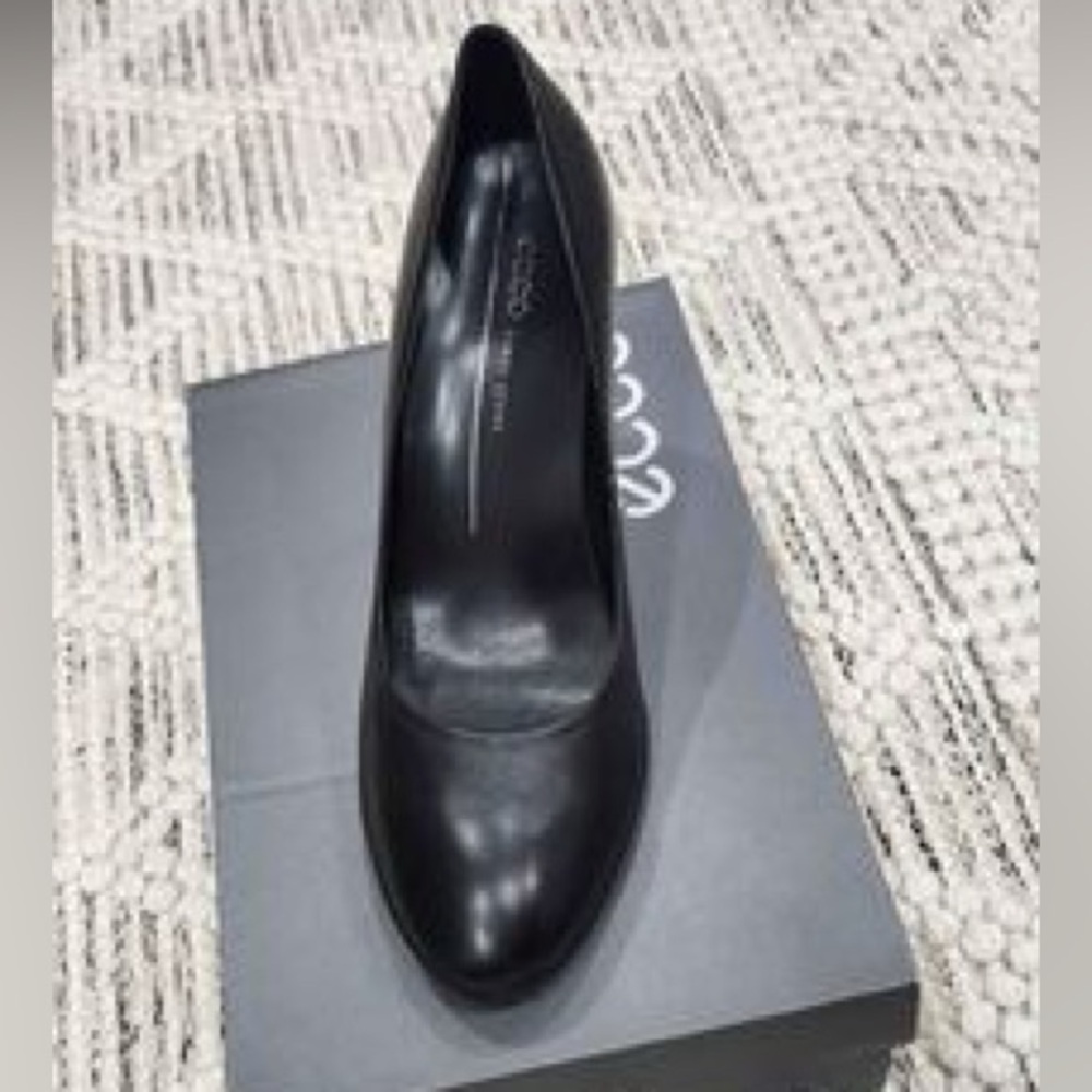 Brand new elegant and comfy leather pumps (Ecco)